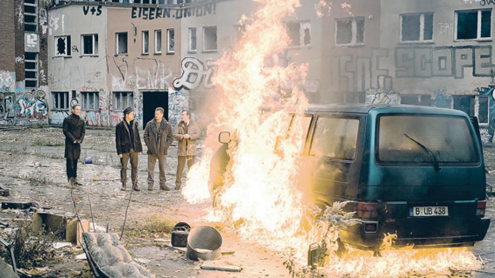 »Wo ist eigentlich das Geld?«: (von links) Max (Matthias Schweighöfer), Peter (Jan Josef Liefers), Chris (Til Schweiger) und Tobias (Michael Bully Herbig) bei der Spurenvernichtung.  © Foto: Warner Bros