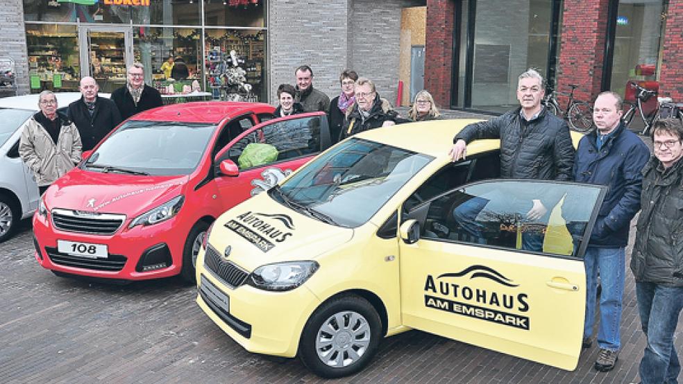 Gewinnübergabe auf dem Denkmalsplatz in Leer: Klaus Hinzpeter (Kinderschutzbund), Fritz de Vries (Autohaus Homann), Johannes Poppen (Werbegemeinschaft), Rainer Müller und Maike Müller-Elsner, Jutta Blank und Janina Schütte (beide Lebenshilfe), Peter Wolff (Werbegemeinschaft), Oliver Brandt (Autohaus Brandt), Michael Ehlert und Christian Hildebrandt (Kinderschutzbund, im Bild von links). © Foto: Wolters