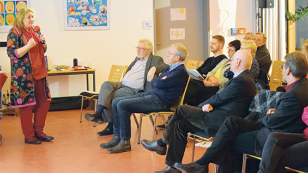 Die Behindertenbeauftragte der SPD-Bundestagsfraktion, Kerstin Tack (links), sprach in Bingum mit rund 50 Gästen über das Teilhabegesetz. © Foto: SPD