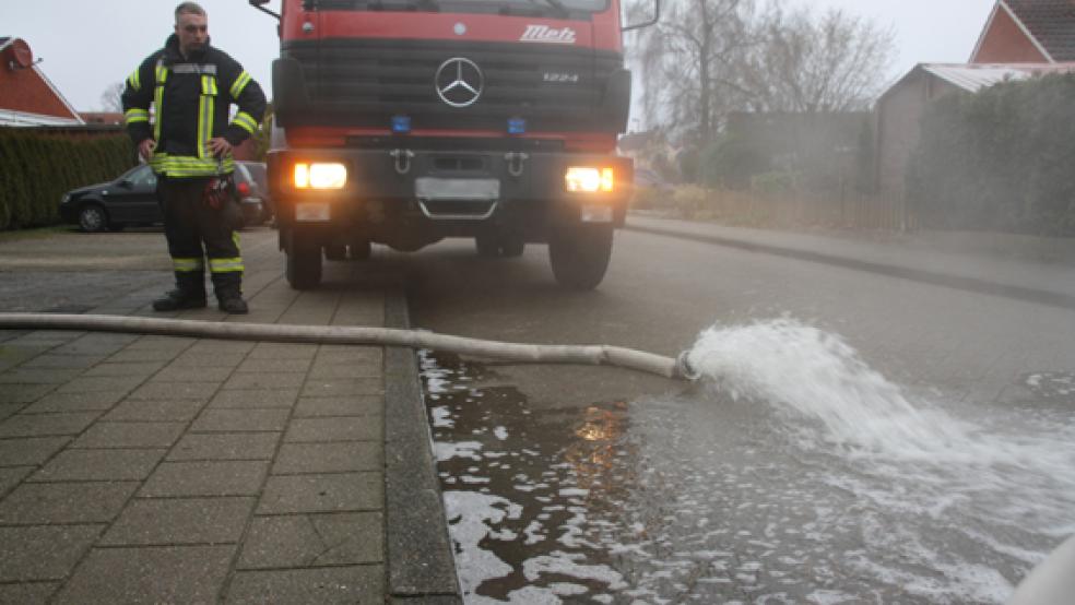 Die Feuerwehr pumpte den Keller eines Reihenhauses im Hirtenweg in Leer leer. © Foto: Feuerwehr