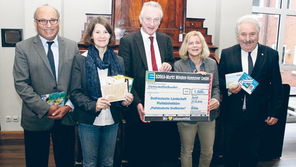 »Das unterstützen wir gerne«: Edeka-Regionaleinkaufsleiter Harpreet Ahluwalia (links) und Vertriebsleiterin Marie Ubben (2. von rechts) überreichen den Spendenscheck an die Vertreter der Ostfriesischen Landschaft: Elke Brückmann (Plattdüütskbüro), Rico Mecklenburg (rechts, Landschaftspräsident) und Dr. Rolf Bärenfänger (Landschaftsdirektor ). © Foto: Jürgens