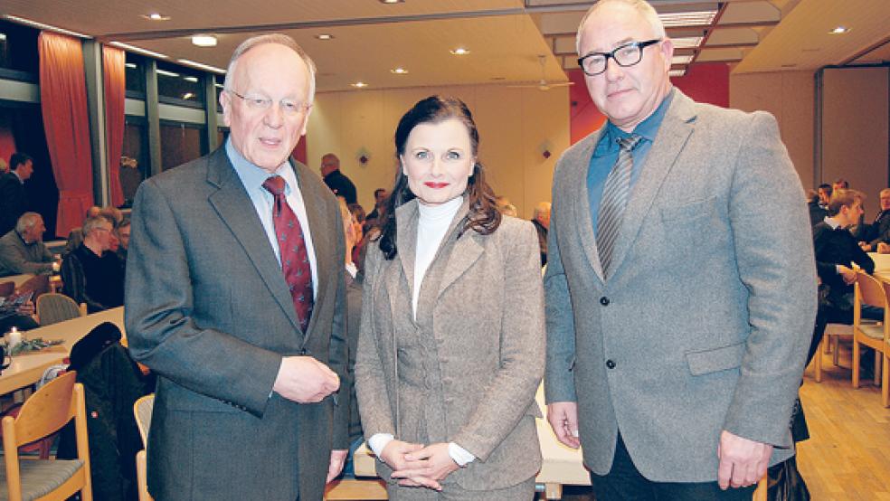 Ein Abend im Zeichen der Landwirtschaft: Staatssekretär Hermann-Onko Aeikens, CDU-Bundestagsabgeordnete Gitta Connemann und der Hausherr der DGA, Bürgermeister Hans-Peter Heikens, konnten 120 Zuhörer begrüßen. © Foto: Hoegen
