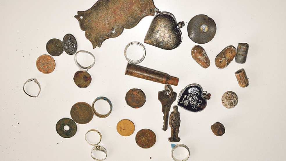 Unter den Fundstücken ist auch Munition, unter anderem eine Musketenkugel (rechts neben dem Medaillon). © Fotos: Wieking