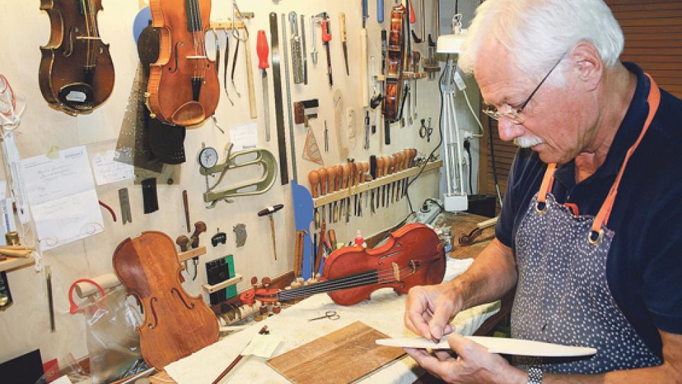 Original Stammwitz: Mit chirurgischer Präzision baut Dr. Ekkehard Stammwitz Geigen in Handarbeit in seiner heimischen Werkstatt in Leer. Mit viel Liebe zum Detail arbeitet er an seinen Werken. © Fotos: Kruse (HWK)