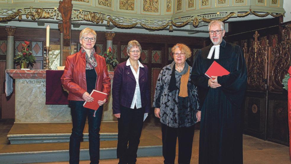 Evelin Hantke-Berning (Zweite von rechts) bei ihrer Einführung als Beauftragte für die Frauenarbeit im Kirchenkreis Emden-Leer mit Superintendent Burghard Klemenz, Rita Steinbreder, Referentin für die Arbeit mit Frauen im Sprengel Ostfriesland-Ems (links), und Heike Körber aus der Martin-Luther-Gemeinde Emden. © Foto: Dübbel (Kirchenkreis)