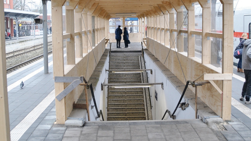 Über den alten Fußgängertunnel am Leeraner Bahnhof spannt sich jetzt ein festes Holzdach.  © Foto: Wieking