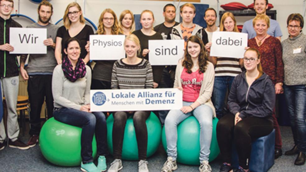 Die angehenden Physiotherapeuten mit Dozentin Irmgard Siemer-Diehl (2. von rechts), Patrick Jeske, Pädagogischer Mitarbeiter beim IWK Leer (dahinter) und Martina Hesse von der VHS Leer (rechts). © Foto: Volkshochschule