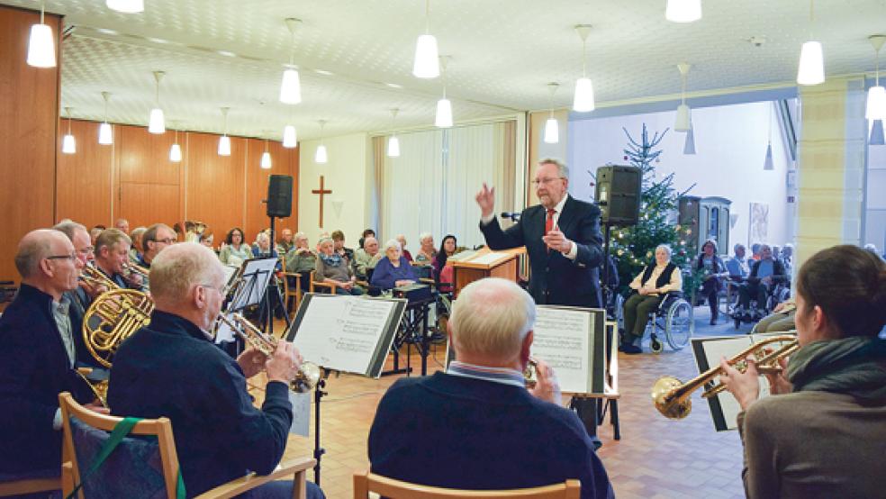Unter der Leitung von Claus Mittwollen und mit musikalischer Begleitung eines Posaunenchores gestaltete die Baptistengemeinde Weener die Christvesper am Heilig Abend im Altenzentrum Rheiderland. © Foto: privat