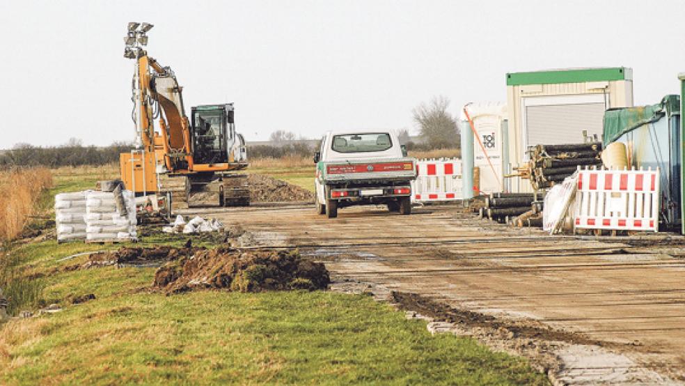 Die Stromtrasse »DolWin2«, die Offshore-Windparks in der Nordsee mit dem Umspannwerk im emsländischen Heede verbindet, wird derzeit an 34 Stellen im Landkreis Leer repariert. Unser Bild zeigt eine Baustelle in Dyksterhusen. © Foto: Szyska