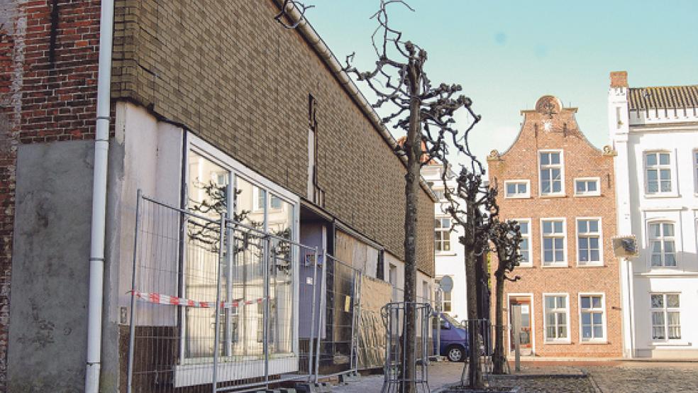 Die Fassade ist marode, im Inneren herrscht Einsturzgefahr. Das Haus Norderstraße 76 ist ein Sanierungsfall. Im Hintergrund rechts das bereits sanierte Haus Nr. 79. © Foto: Hoegen