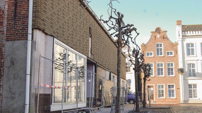 Alte Steine mit hellen Muschelkalkfugen