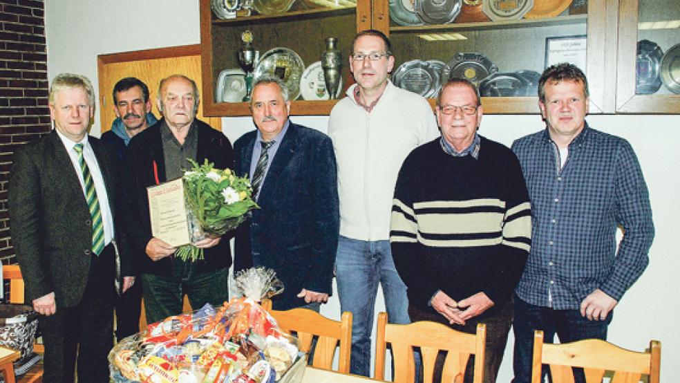 Wechsel in der Leitung der IG »Bauhof« in Weener: (von links) Bürgermeister Ludwig Sonnenberg, Rudolf Schaa (Vogelzuchtverein), Ehrengeschäftsführer Reent Reents (verabschiedet als Geschäftsführer), der neue Geschäftsführer Gerhard Niemann (Geflügelzuchtverein) und sein Stellvertreter Michael Goemann (Kaninchenzuchtverein), Hilbert Bruins (Schützenverein) und Schriftführer Siegfried Ostendorp (Brieftaubenverein).  © Foto: Kuper