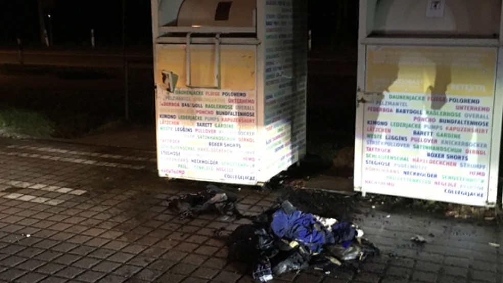 Die Feuerwehr musste am Mittwochabend einen brennenden Altkleidercontainer in Hesel löschen. © Foto: Feuerwehr