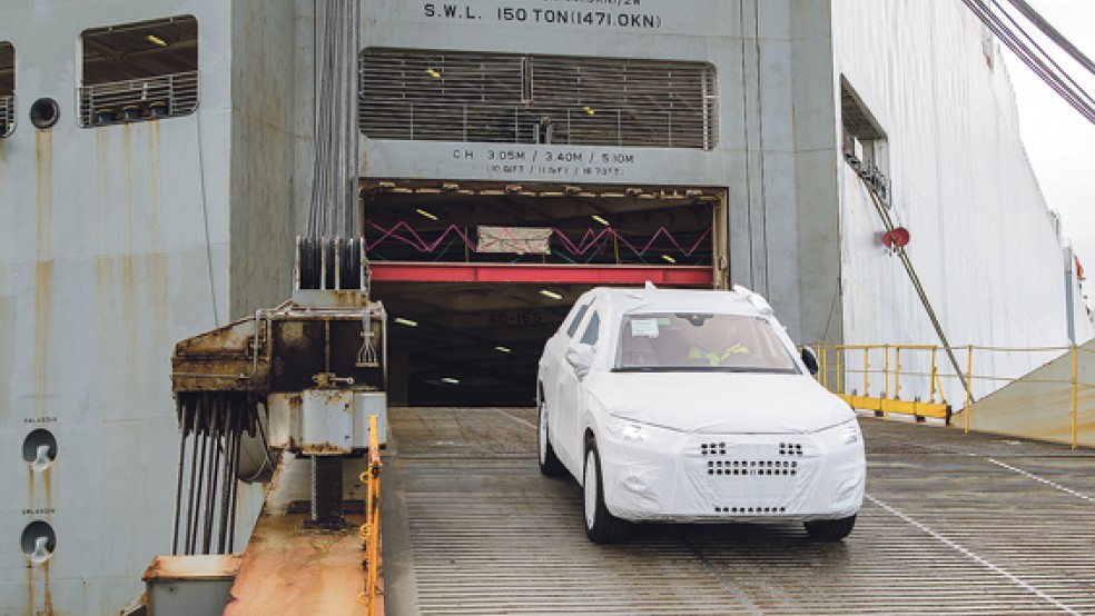 Anfang November: Die ersten Audi Q?5 rollen im Emder Hafen vom Schiff. © Foto: Norbert Schnorrenberg