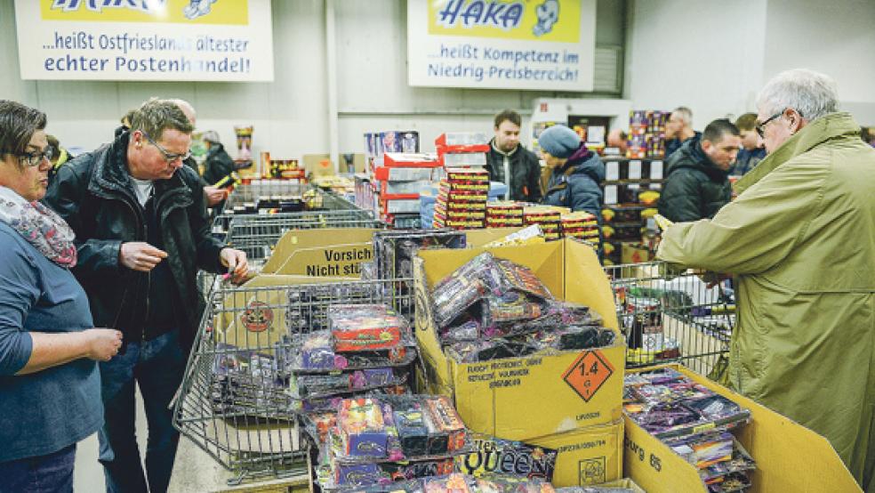 Sowohl in Bunde als auch beim Sonderpostenmarkt »Haka« in Leer wurde gestern Feuerwerk in Massen verkauft. © Foto: Wolters 