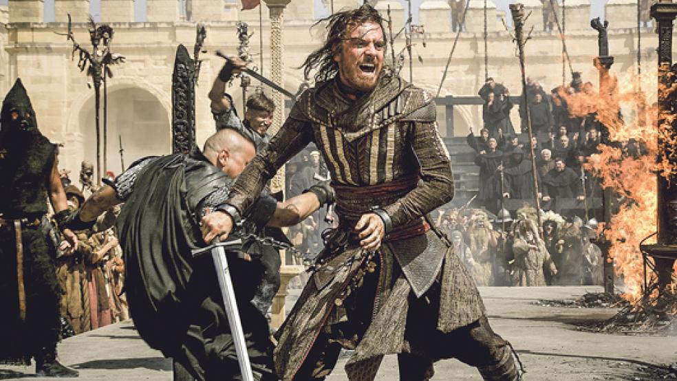 Retro-Reinkarnation: Callum Lynch (Michael Fassbender) durchlebt die Abenteuer seines Vorfahren Aguilar de Nerha und soll sich dessen Fertigkeiten aneignen.  © Foto: 20th Century Fox