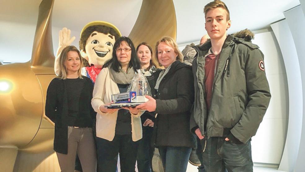 Silvia Yeoh, Maskottchen »Kalle Kreuzer«, Ingrid Nee, Margret Christen (alle PMG) begrüßten Familie Dedden aus Haselünne als 250.000. Besucher im Besucherzentrum Meyer Werft.  © Foto: Papenburg Marketing