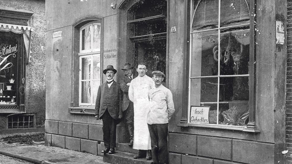Die Schlachterei von Abraham de Vries befand sich zunächst in der Westerstraße 15 in Weener. Auf dem Bild von 1928 ist links der Koscherschlachter und Kultusbeamte der jüdischen Gemeinde Weener, Simon Cossen, zu sehen. Abraham de Vries steht ganz rechts, neben ihm sein Sohn Moritz, der zugleich letzter Synagogenvorstand in Weener war. Später bauten sie ein Haus in der Westerstraße 41a, in dem sich das Geschäft und die Privatwohnungen unter einem Dach befanden. © Foto: RZ-Archiv