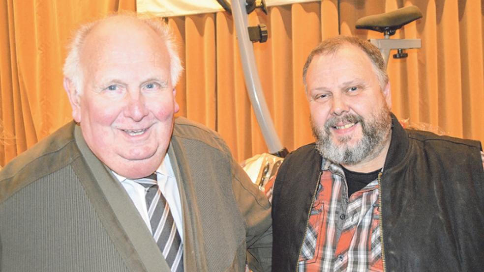 »Gutes Gelingen« wünschte Bernhard Warsing (links) seinem Nachfolger Reiner Veenhuis für dessen Premiere als Moderator der Weihnachtsverlosung.  © Fotos: Himstedt
