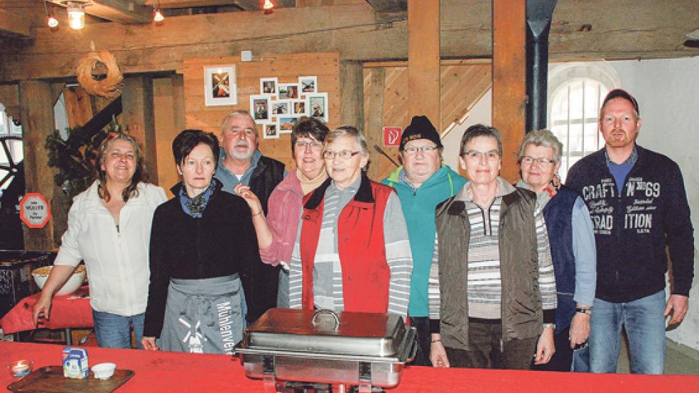 Zum Speckendicken-Team des Jemgumer Mühlenvereins gehören in diesem Jahr (von links) Emmi Groenewold, Jessica Sinning, Jörg Müller, Ingrid Müller, Margret Spekker, Hero Elso Spekker, Herma Spekker, Immine Ibbelings und Stefan Sinning.  © Foto: Kuper