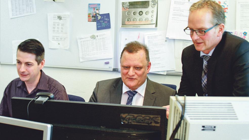 Am Computer sind die Auricher »Cybercops« den Internet-Kriminellen auf der Spur . © Foto: Ricken