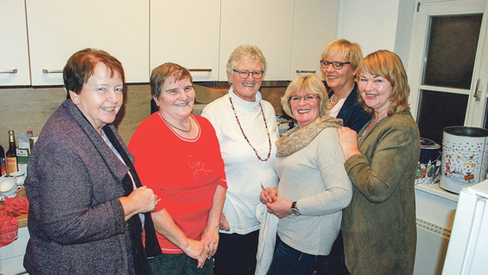 Die Herstellung der Spezialitäten ist mit (von links) Ingrid Stader, Margret Troff, Annegret Bommelmann, Ulrike Müller, Ulrike Nie und Carola Bruhns fest in Frauenhand. © Foto: Kuper