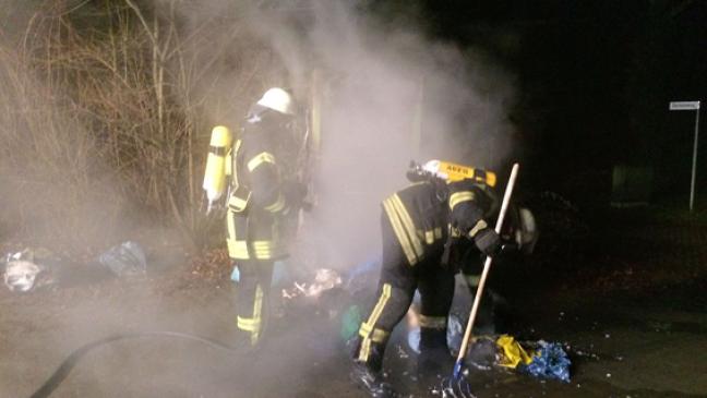 Altkleidercontainer steht in Flammen
