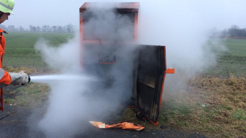 Diesen brennenden Container hat die Feuerwehr in Großoldendorf gelöscht. © Foto: Feuerwehr