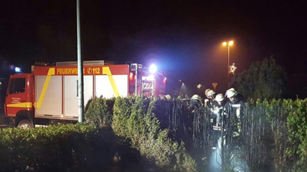 Einen brennenden Carport löschte die Freiwillige Feuerwehr in der Silvesternacht in Veenhusen. Um 0.45 Uhr, unser Foto, war die Feuerwehr beim Löschen einer brennenden Hecke an der Koloniestraße in Veenhusen gefordert. © Foto: Feuerwehr