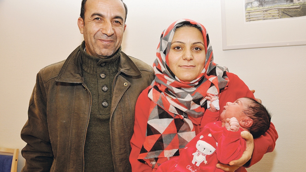 Stolze Eltern: Vater Mohamat Nasan und Mutter Sadika mit ihrem dritten Kind Aryan. © Foto: Wolters