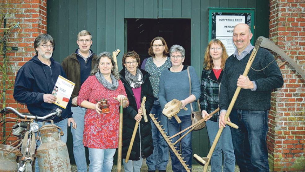 Vernetzt für mehr Bildung: Von links Gerhard Habben (Landwirt aus Wrisse), Johannes Müller (Landwirtschaftlicher Hauptverein, LHV), Jutta Pals (Schutzgemeinschaft Wallheckenlandschaft Leer), Renate Hedden (LHV), Maren Ziegler (LHV), Frieda Fecht (Landwirtin aus Uplengen-Bühren), Gisela Habben (Landwirtin aus Wrisse), Johannes Erchinger (Landwirt und Schutzgemeinschaft Wallheckenlandschaft Leer). © Foto: LHV