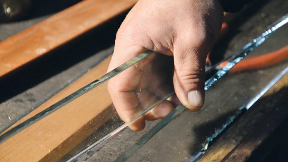 Aus 344 Glasstreifen wird die Skulptur bestehen, die Mitte dieses Monats voraussichtlich in Norden aufgestellt werden soll. Jeder Streifen musste vorher einzeln bearbeitet werden.  © Foto: Janssen