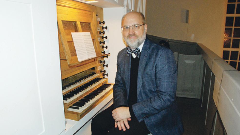 Dr. Matthew Provost, seit 2013 »Direktor für Musik und Liturgie« der Central Baptist Church in Norwich (Connecticut/USA), spielte nach neun Jahren erneut das Noëlkonzert an der Französischen Orgel in Stapelmoor © Foto: Kuper
