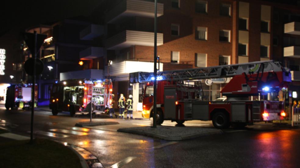 Topf mit heißem Öl sorgt für Feuerwehreinsatz: Am Gebäude und im Restaurant an der Georgstraße in Leer ist kein Schaden entstanden. Der Einsatz dauerte rund eine Stunde. Die Feuerwehr war mit 25 Kräften vor Ort. © Foto: Kreisfeuerwehr