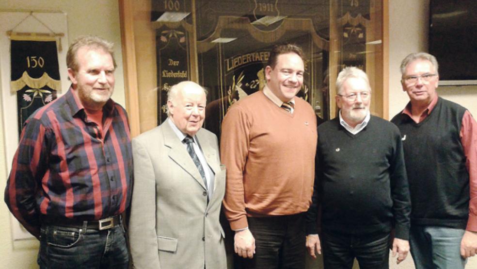 Ehrte verdiente Mitglieder: Andreas Bruns, Vorsitzender der Liedertafel »Harmonie« mit (von links) Dieter König, Detlef Troff, Michael Platz und Albert Eden (von links). © Foto: privat