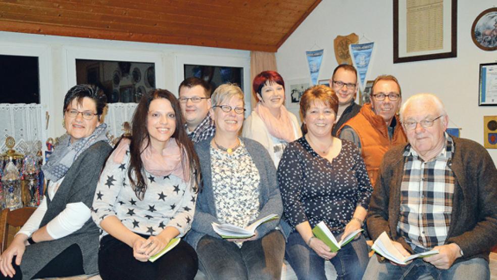 Der »roppege« Snieder Nörig (Friedel Rügge, rechts) und seine liebe Familie: (von links) Tochter Tine (Monika Fisser), Tochter Anna (Marlies Schoormann), Schwiegersohn Pann (Hendrik Tirrel), Frau Meyer (Anna Schönfeld), Annas Verlobter Hannes (Matthias Schmidt) und das Geschwisterpaar Amanda (Wilma Cramer) und Kristian Krup (Alfred Leishen) aus der Nachbarschaft. In der Mitte Stönpaal Elke Kramer. © Foto: Himstedt