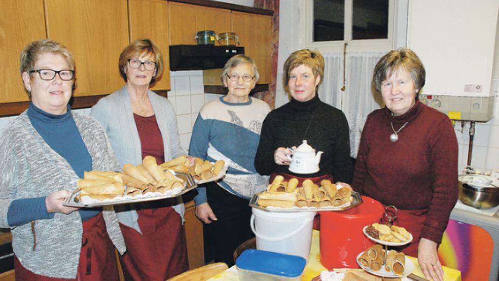 Die »ostfriesischen Leckereien« zum Neujahrstag bereiteten und servierten (von links) Wilma Plöger, Lore Briese, Margret Spekker, Herma Waddenberg-Theile und Klara Kaput. © Fotos: Kuper