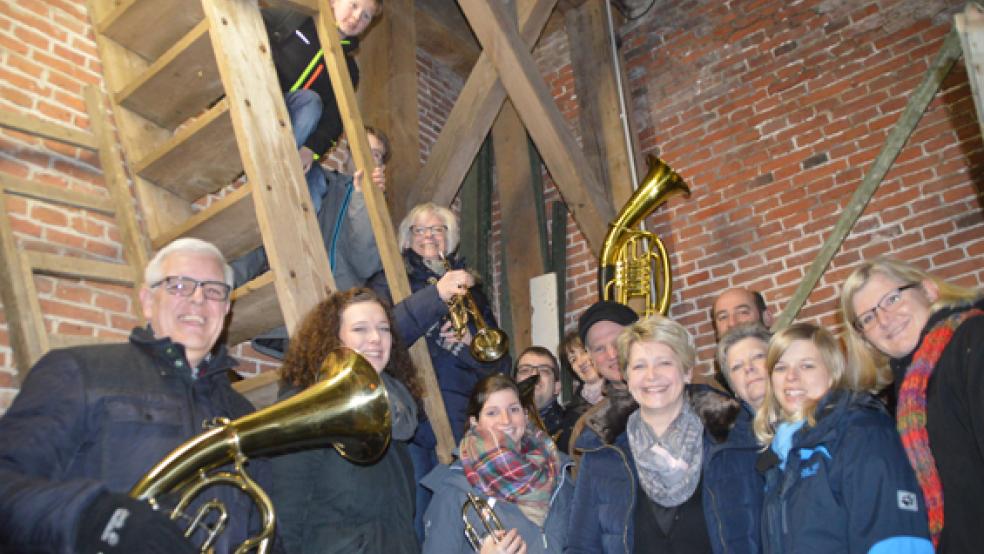 50 Zuhörer kamen in Bunde zum Jahresausklang zum Turmblasen zusammen. Die Mitglieder des Posaunenchores der reformierten Kirchengemeinde gaben ein kurzes Konzert. © Foto: HImstedt