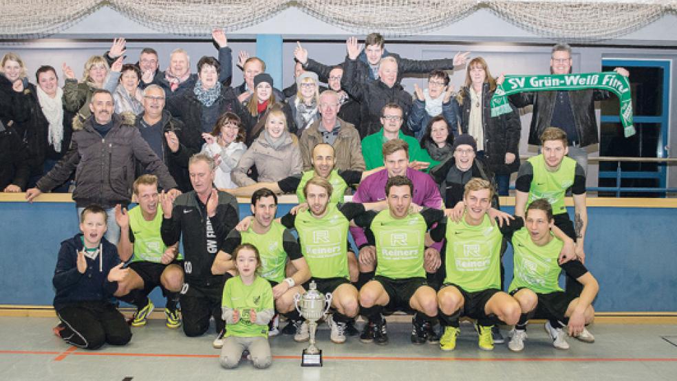 Grün-Weiß Firrel holte im vergangenen Jahr zum ersten Mal den Siegerpokal. © Foto: Mentrup