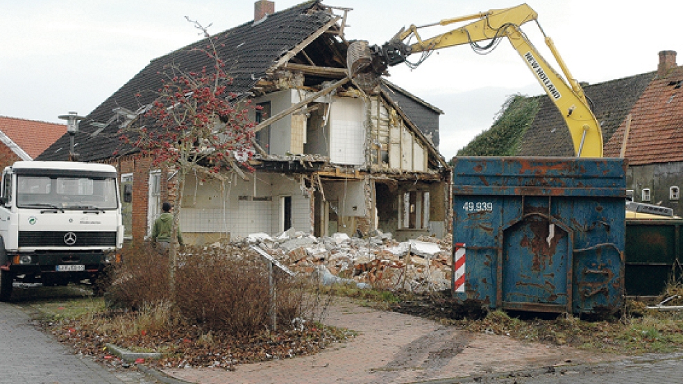 Das Lohnunternehmen Eiso Busemann aus Bunde beseitigt die Gasthof-Ruine in Bingum. © Foto: Szyska