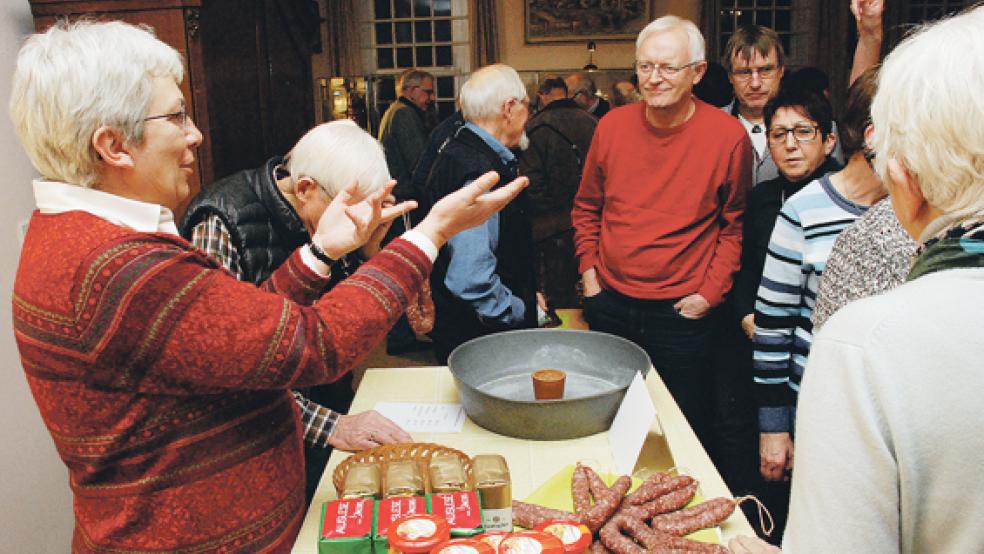 »Wer macht mit?« Margarethe von Glan-Hesse (links) gibt als Vorsitzende des Heimatvereins Reiderland das Startzeichen zur Verknobelung und prompt schnellen die Finger hoch.. © Fotos: Kuper
