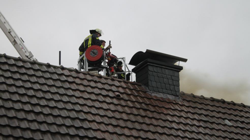 Die Feuerwehr war mit einem Großaufgebot bei einem Schornsteinbrand in Holthusen im Einsatz. © Foto: Feuerwehr