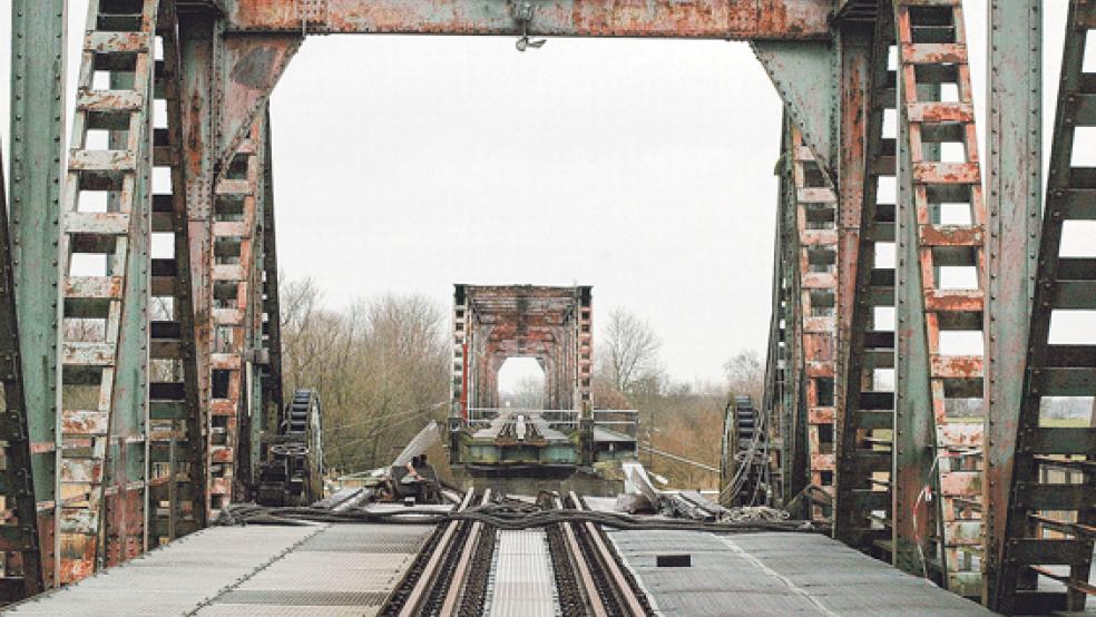 Wie und wann die Lücke in der Brücke geschlossen wird, soll am 23. Januar im Wirtschaftsministerium in Hannover besprochen werden. Auf den Tisch kommen werden Varianten mit einer breiteren Durchfahrt für die Kreuzfahrtschiffe der Meyer Werft - zum Beispiel mit einer zweiten Brückenklappe. © Foto: Szyska