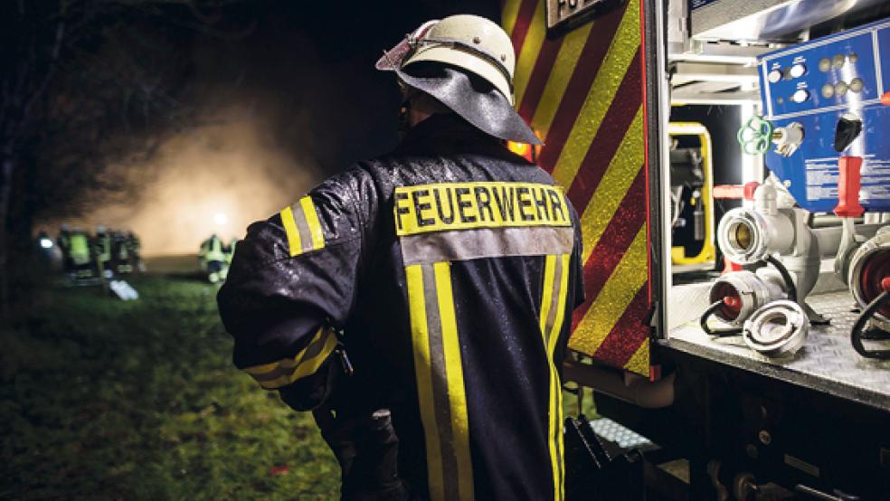 Ein renitenter Anwohner wollte sich bei einem Feuerwehreinsatz in Tergast am Dienstagabend nicht an die Aufforderung der Feuerwehr halten, sich aus dem Einsatzbereich zu entfernen und wurde handgreiflich. Die Polizei musste einschreiten. »Das war der negative Höhepunkt der vergangenen Jahre«, sagt Dominik Janßen, Pressesprecher der Kreisfeuerwehr.  © Foto: Klemmer