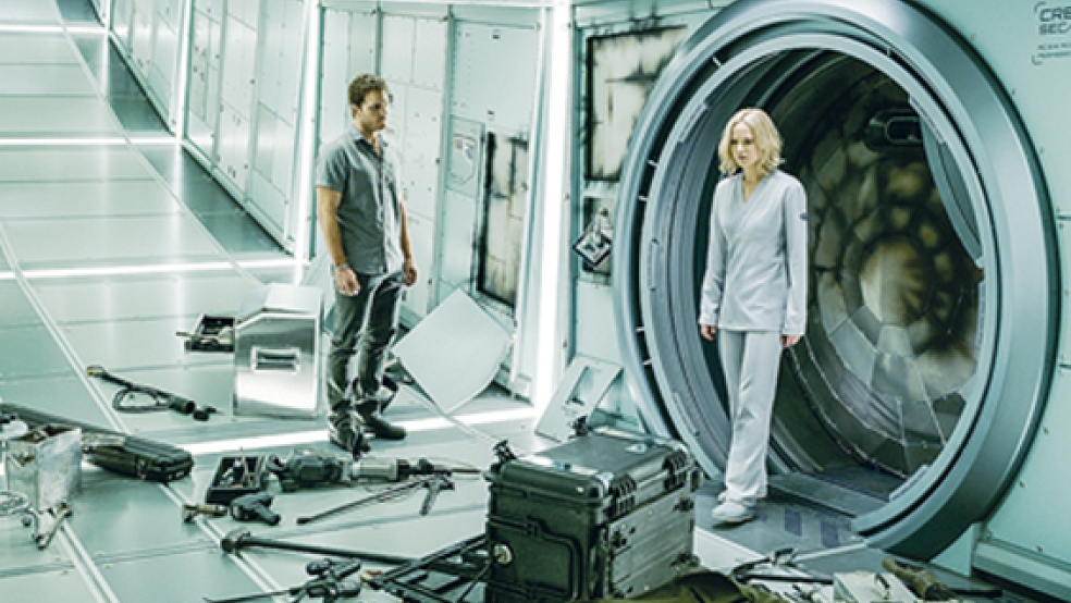 »Warum ausgerechnet wir?« Mechaniker Jim Preson (Chris Pratt) und die Journalistin Aurora Lane (Jennifer Lawrence) fragen sich, aus welchem Grund ausgerechnet sie beide zu früh aufgewacht sind.  © Foto: Sony Pictures