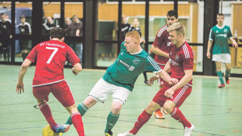 Der kämpferische Einsatz stimmte bei den Stapelmoorern. Marco Freese (Mitte) und seine Mitspieler machten es der Konkurrenz schwer. © Fotos: Mentrup