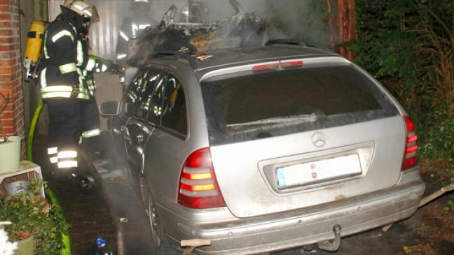Mercedes brennt direkt an Wohnhaus