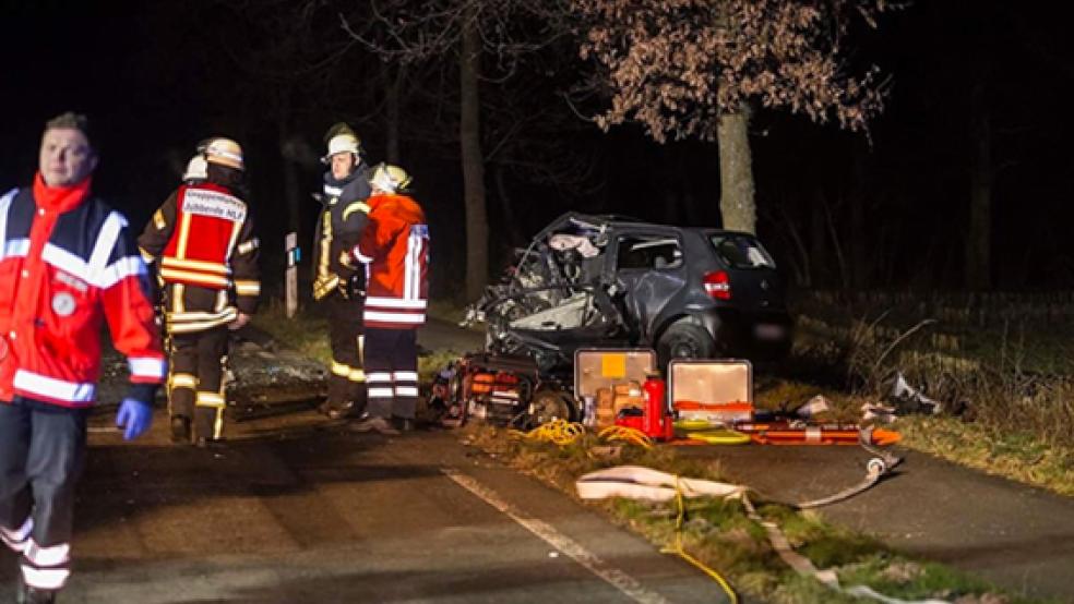 Zwei Männer aus Uplengen und Hesel sind bei einem schweren Autounfall am Donnerstagabend auf der Großsander Straße (Landesstraße 24) in Uplengen ums Leben gekommen. © Foto: Klemmer