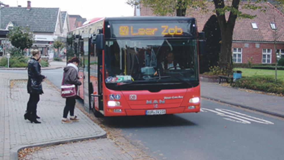 Die Schülerbeförderung - hier eine Bushaltestelle an der Neuen Straße in Weener - wird im Kreisgebiet von zehn Unternehmen betrieben. Der Landkreis Leer kauft von ihnen in jedem Schuljahr verbilligte Fahrkarten für Schüler. © Foto: Boelmann