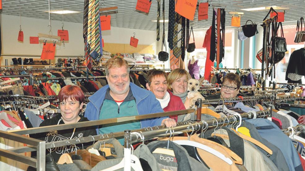 Die Kleiderabteilung im Sozialen Kaufhaus wird erweitert. Viele ehrenamtliche Helfer packen fleißig mit an.  © Foto: Boelmann